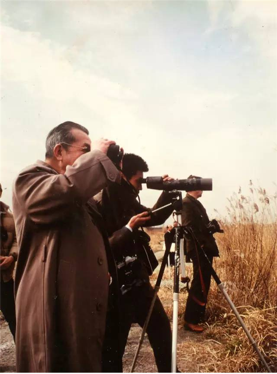 1980年2月26日，郑作新在野外观察鸟类活动_副本.png