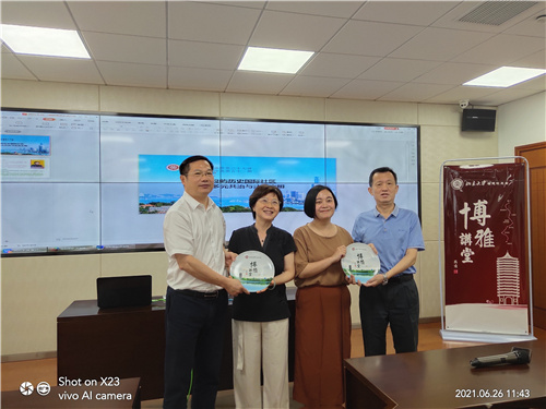 省侨联主席陈式海为授课老师颁发博雅讲坛纪念品.jpg