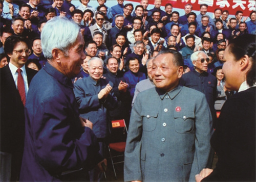 1984年，北京正负电子对撞机奠基典礼上，邓小平与张文裕（前排左一）交谈.jpg