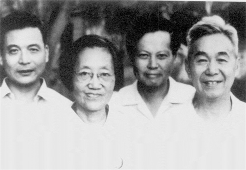 张文裕、王承书与杨振宁、邓稼先合影（右起张文裕、杨振宁、王承书、邓稼先）.jpg