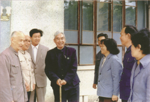 1984年，张文裕（左四）回到母校培元中学参加80周年校庆.jpg