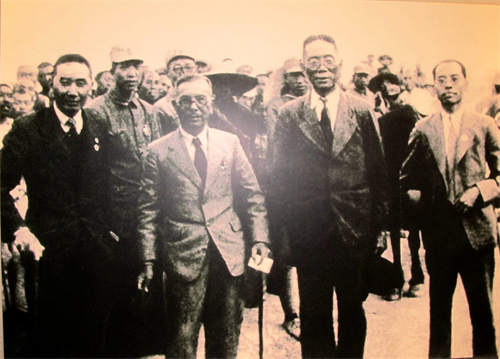 图2：1940年5月31日，李铁民（前左）随陈嘉庚（前排中）率南洋华侨回国慰劳团抵达延安.jpg
