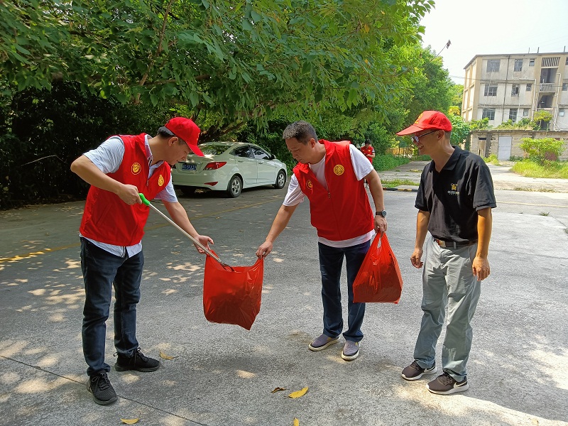3侨志愿者清理环境卫生、引导停车.jpg
