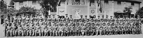 1950年9月，北京召开全国战斗英雄和劳动模范大会。前排右一为白刃。.jpg