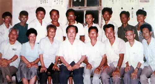 1987年6月20日，白刃（前排左四）与家乡文化界人士合影。.jpg
