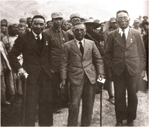 1940年5月31日，陈嘉庚（前中）、李铁民（前左，永春人）、侯西反（前右）抵达延安时受到军民热烈欢迎。.png