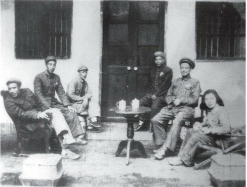 图3：1947年，胡明（右二）、夫人洪琪（右一）与战友合影.jpg