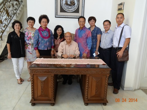2014年8月23日，印尼华侨向陈嘉庚纪念馆捐赠一批陈嘉庚的珍贵文物.jpg