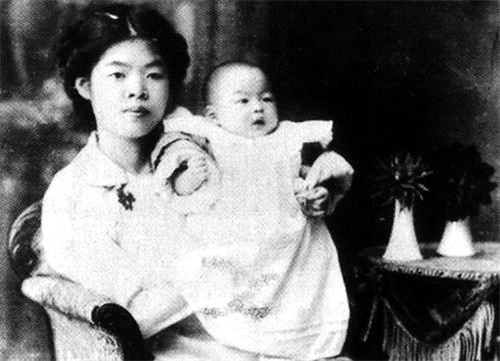 图1：1916年出生不久的王世真和母亲在一起.jpg
