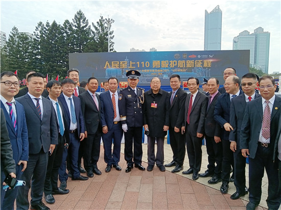 副市长、市公安局长王锡章与侨领侨胞们在一起.jpg