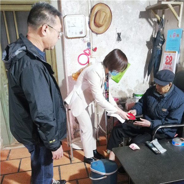 云霄县侨联开展新春送暖活动（慰问）.jpg