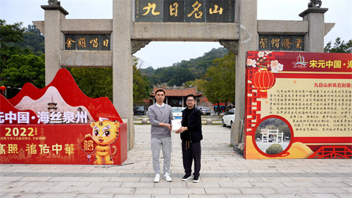 南安市侨联向南安市高层次人才赠送《南安侨亲故事》.jpg
