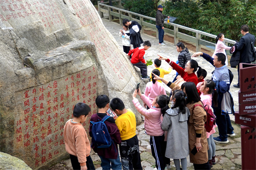 在九日山摩崖石刻群中寻“福”字.jpg