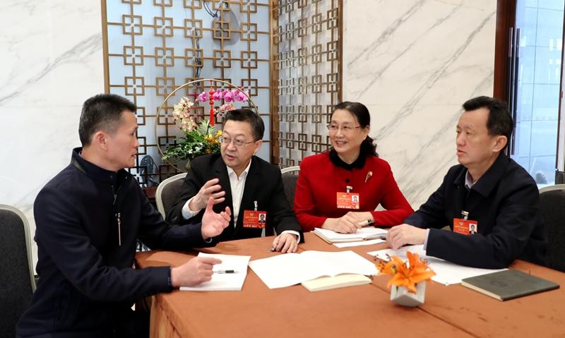 全国政协委员热烈讨论提案。今年全国两会上，全国政协委员、福建省侨联主席陈式海（右一）建议，大力开展茶文化海外推广.jpg