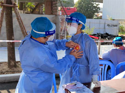 图1蔡敏为年轻党员佩戴党徽.jpg 图1蔡敏为年轻党员佩戴党徽.jpg