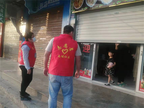 图2 蔡敏与社区干部开展排查劝导.jpg 图2 蔡敏与社区干部开展排查劝导.jpg