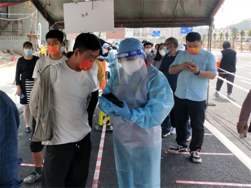 图3 核酸检测现场蔡敏为群众解答疑问.jpg 图3 核酸检测现场蔡敏为群众解答疑问.jpg