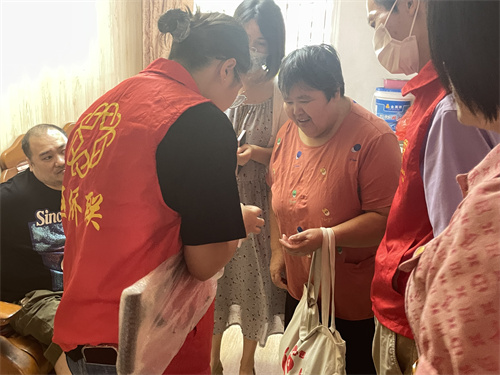 实验区侨联慰问困难居民.jpg