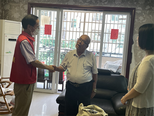 实验区侨联慰问退休干部.jpg