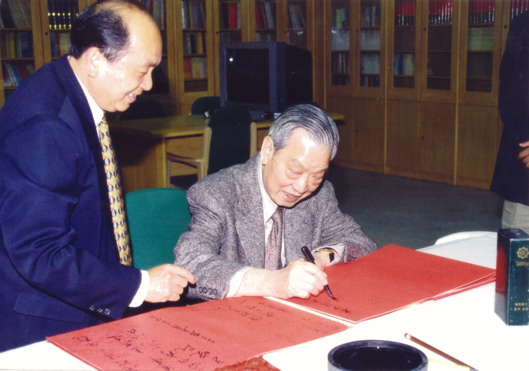 2002年4月10日，李陆大先生参观泉州华侨历史博物馆时在留言册上签名.png