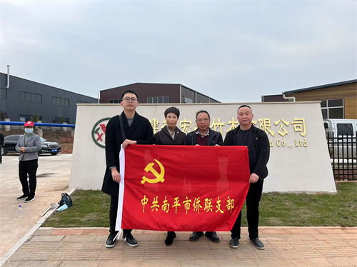 侨联党支部进企业开展调研，学雷锋活动 摄影：叶明珠.jpg