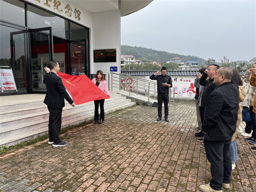 重温入党誓词 摄影：江涛.jpg