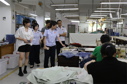 走访巨泰雨具公司生产车间.jpg