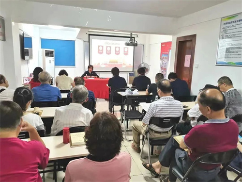 讲专题党课.jpg