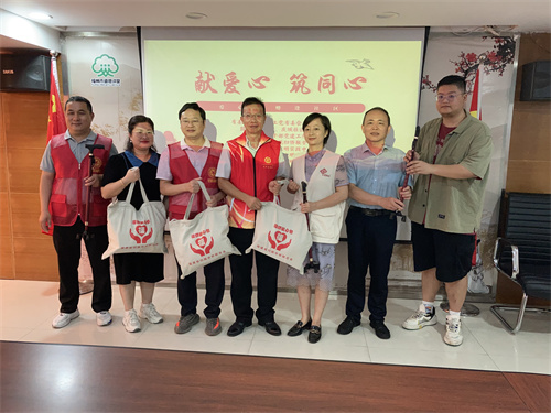 省侨联向社区服务中心赠送“福侨爱心包”.jpg