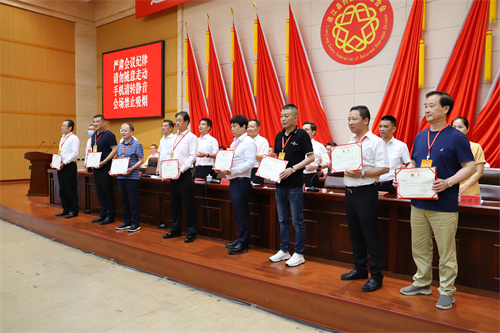 与会领导为县侨联荣誉主席、名誉主席、顾问颁发聘书.jpg 与会领导为县侨联荣誉主席、名誉主席、顾问颁发聘书.jpg