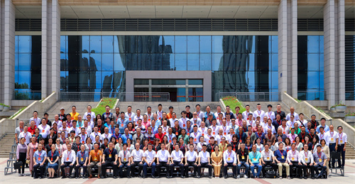 与会人员合影留念.jpg 与会人员合影留念.jpg