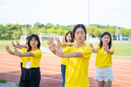 （图17）陈若汐（左一）练习五祖拳.jpg