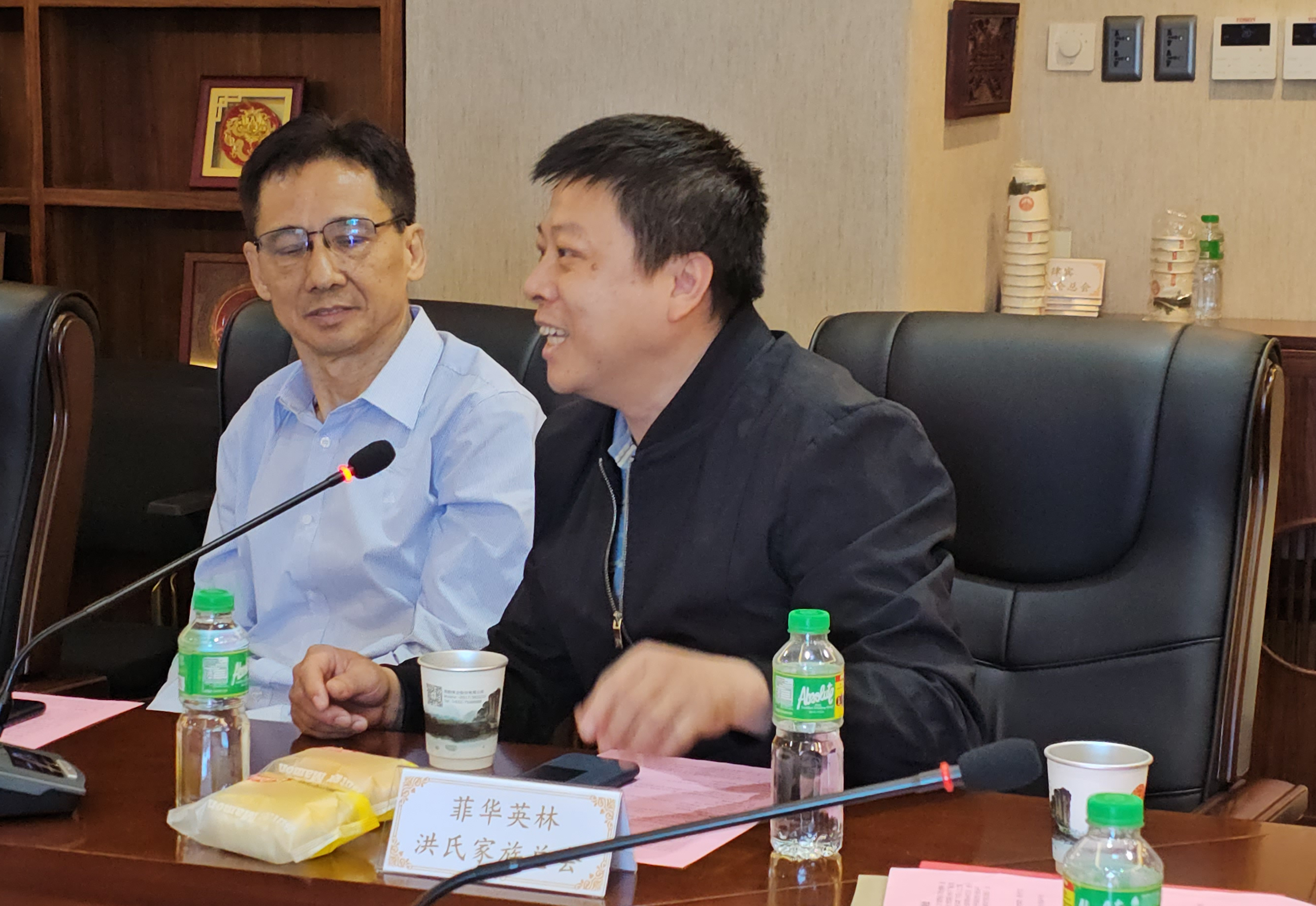 09 菲律宾英林洪氏宗亲会秘书长洪五一（右）发言.jpg