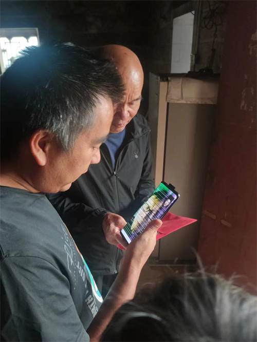 陈永福一家在惠安县侨联的帮助下成功与陈兴麟取得联系  陈晓芳 摄.jpg