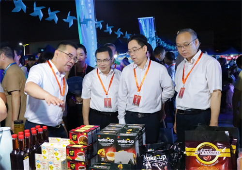参与活动领导嘉宾参观特色美食品鉴区。.jpg