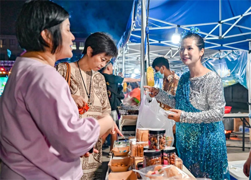 市民购买东南亚特色美食。.jpg