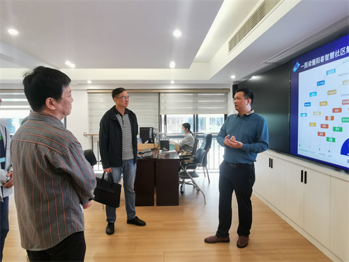 听取阳春社区负责人关于社区侨务工作创新情况介绍.jpg