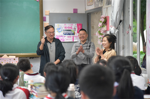 看望宁德市民族中学珍珠班学生.jpg