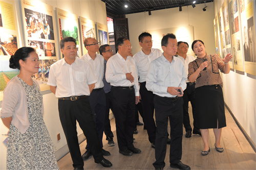 参观图片展.jpg