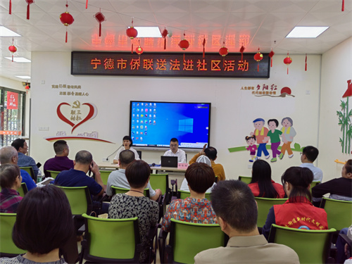 在松港街道东昇社区开展普法讲座。冯月茶 摄.jpg