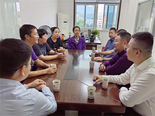 在巨龙光学（福建）有限公司座谈交流。冯月茶 摄.jpg