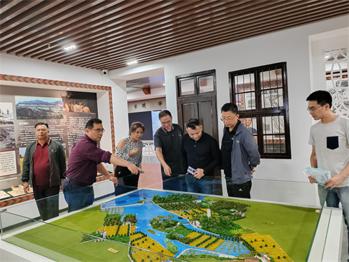 参观华侨农场展示馆。黄恺枫 摄.jpg