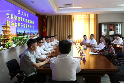 宾主双方对引导海外闽籍青年回乡投资兴业等方面进行交流探讨.jpg