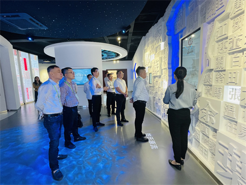 世界福建青年菲律宾联会创会会长王荣忠一行参观“南洋华裔族群寻根谒祖综合服务平台”展示体验馆.jpg