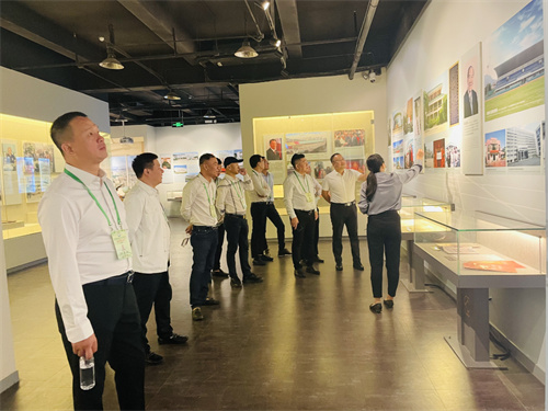 世界福建青年菲律宾联会创会会长王荣忠一行参观“泉州人在南洋”“故土情深——泉籍华侨华人奉献史”等展览.jpg
