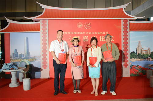 本书主编王昌泽（左一）向辑录文章作者郑晓虹（右二）和应邀嘉宾韩昕余（左二）、吕纪葆（右一）赠书。魏达人 摄.jpg