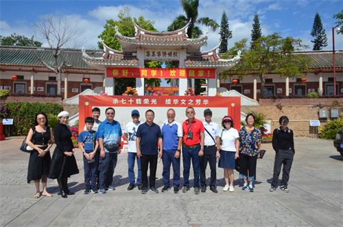 陈瑞萱（右一）及堂弟陈凯文（左三）随团参观华侨大学华文学院。王昌泽 摄.jpg