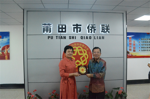 4、杨宗庆会长一行到访莆田市侨联，图为莆田市侨联向印尼仙游乡亲总会赠送纪念品。拍摄人：翁斌.jpg