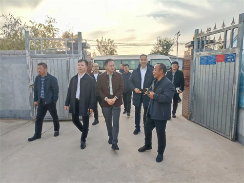 调研组走进村民刘克瑞家.jpg