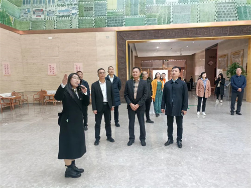 调研组为在银川世界岩画馆举办惠安影雕展进行深入交流.jpg